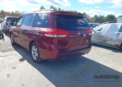 2011 Toyota Sienna Le V6 z USA, uszkodzony, nr VIN 5TDKK3DC5BS136052